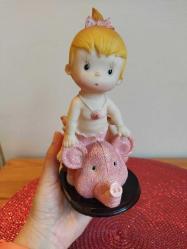 1980'LERDEN VİNTAGE POLİRESAN FANTASTİK BİBLO DOMUZUN ÜZERİNDE KIZ BEBEK 17 CM