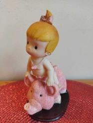 1980'LERDEN VİNTAGE POLİRESAN FANTASTİK BİBLO DOMUZUN ÜZERİNDE KIZ BEBEK 17 CM