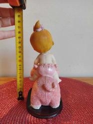 1980'LERDEN VİNTAGE POLİRESAN FANTASTİK BİBLO DOMUZUN ÜZERİNDE KIZ BEBEK 17 CM