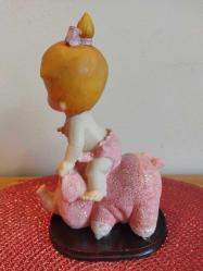 1980'LERDEN VİNTAGE POLİRESAN FANTASTİK BİBLO DOMUZUN ÜZERİNDE KIZ BEBEK 17 CM