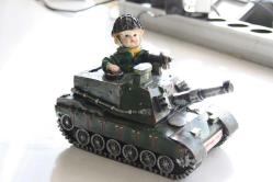 LOT.10 » FİGÜR TANK COCUKLA BERABER     DETAYLAR RESIMLERDE      (KİTAP RAF