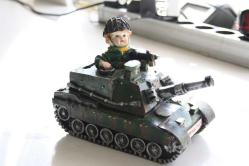 FİGÜR TANK COCUKLA BERABER     DETAYLAR RESIMLERDE      (KİTAP RAF