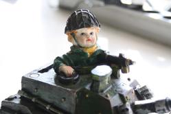 FİGÜR TANK COCUKLA BERABER     DETAYLAR RESIMLERDE      (KİTAP RAF