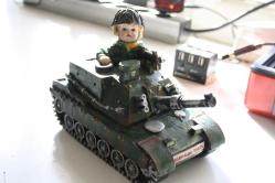 FİGÜR TANK COCUKLA BERABER     DETAYLAR RESIMLERDE      (KİTAP RAF