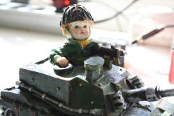 FİGÜR TANK COCUKLA BERABER     DETAYLAR RESIMLERDE      (KİTAP RAF