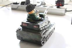 FİGÜR TANK COCUKLA BERABER     DETAYLAR RESIMLERDE      (KİTAP RAF