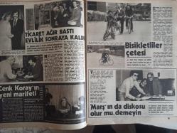 Ses Haftalık Aktüalite Sinema Tiyatro Müzik ve Gençlik Mecmuası Dergisi - Ayfer Feray - Rana Cabbar - Orhan Gencebay - Yeliz - Ufuk Deveci - Mustafa Aslan - Erol Evgin - Nurettin Tekson - Oya Aydoğan - Mehmet Samsa - Arif Şentürk - Zerrin Özer - Mahmut Hekimoğlu - Huri Sapan - Cenk Koray - Şakir Öner Günhan - Nisan Baner - Aysel Gürel - Selmi Andak - Buğra Uğur - Lindra Gray - Sue Ellen - Roman Polanski - Linda Strauss - Şefik - İsabella Huppert - Greta Garbo - Green Apple Şampuan Reklamı - Gülsün Kamu - Cihangir Gaffari - Gönül Yazar - Orhan Günşiray - Berkant  Mete İnselel - Hulusi Kentmen - Nubar Terziyan - Kamuran İnselel - Neriman Köksal - Gazanfer Özcan - Sezen Aksu - Aziz Nesin - Nevra Serezli - Yalçın Gülhan fotoğraf ve haberi - Dergi Tam Değildir Sadece 22 Sayfası Mevcuttur - Dergi Kapağı Yoktur