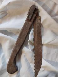 TESTERE. AHŞAP SAPKI, BEL KEMERİNE TAKMA APARATLI, ÇAKI GİBİ KATLANABİLİR  ANTİKA ÇOK ESKİ TESTERE. KAPALI 40 CM. AÇIK VAZIYETTE 80 CM. BÜYÜK BOY.