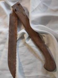 TESTERE. AHŞAP SAPKI, BEL KEMERİNE TAKMA APARATLI, ÇAKI GİBİ KATLANABİLİR  ANTİKA ÇOK ESKİ TESTERE. KAPALI 40 CM. AÇIK VAZIYETTE 80 CM. BÜYÜK BOY.