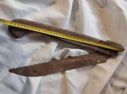 TESTERE. AHŞAP SAPKI, BEL KEMERİNE TAKMA APARATLI, ÇAKI GİBİ KATLANABİLİR  ANTİKA ÇOK ESKİ TESTERE. KAPALI 40 CM. AÇIK VAZIYETTE 80 CM. BÜYÜK BOY.
