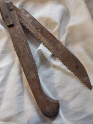 TESTERE. AHŞAP SAPKI, BEL KEMERİNE TAKMA APARATLI, ÇAKI GİBİ KATLANABİLİR  ANTİKA ÇOK ESKİ TESTERE. KAPALI 40 CM. AÇIK VAZIYETTE 80 CM. BÜYÜK BOY.