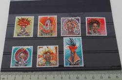 1970 PAPUA YENİ GİNE GELENEKSEL KIYAFETLERİ PULLARI ŞARNİYERLİ VE MNH ORİJİNAL SET 7 PUL P1P1A1 ÇOK NADİR