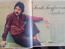 Ses Haftalık Aktüalite Sinema Tiyatro Müzik ve Gençlik Mecmuası Dergisi - 13 Eylül 1980 - Kadir İnanır - Neşe Karaböcek - Emel Sayın - Şenay Düdek - Sezen Aksu - Perihan Savaş - Necla Nazır - Ercan Turgut - Ferdi Tayfur - Safa Ulaştır - Şerif Yüzbaşıoğlu - Nilüfer Koçyiğit - Henry Fonda - Roger Vadim - Güngör Bayrak - Sami Özgen - Zerrin Özer - Adile Naşit - Philippe Junot - Scarlett O'Hara - Margaret Mitchell - Aıtf Yılmaz - Ömer Kavur - Yavuz Özkan - İlyas Salman - Metin Serezli - Ayşegül Atik - Bobb Yuing - Robin Williams - Çulsuz Köyün Sultanı çizgi romanı - Necdet Şen - Özdemir Erdoğan - Ajda Pekkan - Fuat Güner - Helena Rubinstein Krem Reklamı fotoğraf ve haberi - Posterli Tam Takım Dergi