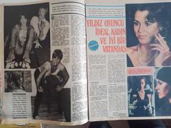 Ses Haftalık Aktüalite Sinema Tiyatro Müzik ve Gençlik Mecmuası Dergisi - 13 Eylül 1980 - Kadir İnanır - Neşe Karaböcek - Emel Sayın - Şenay Düdek - Sezen Aksu - Perihan Savaş - Necla Nazır - Ercan Turgut - Ferdi Tayfur - Safa Ulaştır - Şerif Yüzbaşıoğlu - Nilüfer Koçyiğit - Henry Fonda - Roger Vadim - Güngör Bayrak - Sami Özgen - Zerrin Özer - Adile Naşit - Philippe Junot - Scarlett O'Hara - Margaret Mitchell - Aıtf Yılmaz - Ömer Kavur - Yavuz Özkan - İlyas Salman - Metin Serezli - Ayşegül Atik - Bobb Yuing - Robin Williams - Çulsuz Köyün Sultanı çizgi romanı - Necdet Şen - Özdemir Erdoğan - Ajda Pekkan - Fuat Güner - Helena Rubinstein Krem Reklamı fotoğraf ve haberi - Posterli Tam Takım Dergi