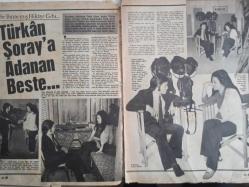 Ses Haftalık Aktüalite Sinema Tiyatro Müzik ve Gençlik Mecmuası Dergisi - 12 Ağustos 1972 - Sayı:33 - Hülya Koçyiğit - Türkan Şoray - Cahit Oben - Nurcan Çilci - Hülya Darcan - Ceylan Ece - Edip Akbayram - Sezer İnanoğlu - Berker İnanoğlu - Sezer Güvenirgil - Metin Ersoy - Zeynep Aksu - Ringo - Hikmet Münir Ebcioğlu fotoğraf ve haberi - Dergi Tam Değildir Sadece 8 Sayfası Mevcuttur