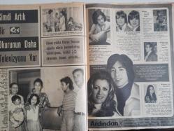 Ses Haftalık Aktüalite Sinema Tiyatro Müzik ve Gençlik Mecmuası Dergisi - 12 Ağustos 1972 - Sayı:33 - Hülya Koçyiğit - Türkan Şoray - Cahit Oben - Nurcan Çilci - Hülya Darcan - Ceylan Ece - Edip Akbayram - Sezer İnanoğlu - Berker İnanoğlu - Sezer Güvenirgil - Metin Ersoy - Zeynep Aksu - Ringo - Hikmet Münir Ebcioğlu fotoğraf ve haberi - Dergi Tam Değildir Sadece 8 Sayfası Mevcuttur