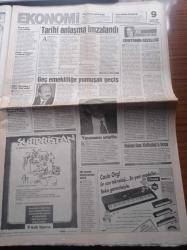 Hürriyet Gazetesi - 21 Eylül 1994 - Danimarkalı Futbolcu Pingel Fenerbahçe'ye Ateş Püskürdü - Beşiktaş Kalecisi Auman - Harika Avcı - İtalya Başbakanı Silvio Berlusconi Kanal D'ye Ortak Oldu -  Dansöz Nabi Sabuncu - Tansu Çiller'e Şantaj - Turgut Özal'ın Adamlarının Kanlı Savaşı - Emlakbank Genel Müdürü Engin Civan - En Büyük Petrol Anlaşması - Refah Partisi Manisa Belediye Başkan Adayı Bülent Arınç'ın Evini Türbanlı Kızlar Soydu - Ercan Yazgan - Kaygısızlar Dizisi