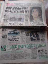 Hürriyet Gazetesi - 1 Nisan 1990 - Abdullah Öcalan'la Görüştük - İbrahim Tatlıses'i Vurduran İki Plakçı Gözaltında - İstanbul Film Festivali - Fatma Girik Memduh Ün Dansı - Fenerbahçe Trabzonspor'u Yendi - Fenerbahçe Antrenörü Veselinoviç - Tony Schumacher - Hürriyet Gazetesi PKK Militanlarının Yuvalandığı Bekaa Vadisi'ne Girdi - Abdullah Öcalan Çetin Emeç Cinayeti İle İlgimiz Yok