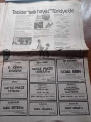 Hürriyet Gazetesi - 1 Nisan 1990 - Abdullah Öcalan'la Görüştük - İbrahim Tatlıses'i Vurduran İki Plakçı Gözaltında - İstanbul Film Festivali - Fatma Girik Memduh Ün Dansı - Fenerbahçe Trabzonspor'u Yendi - Fenerbahçe Antrenörü Veselinoviç - Tony Schumacher - Hürriyet Gazetesi PKK Militanlarının Yuvalandığı Bekaa Vadisi'ne Girdi - Abdullah Öcalan Çetin Emeç Cinayeti İle İlgimiz Yok