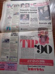 Hürriyet Gazetesi - 1 Nisan 1990 - Abdullah Öcalan'la Görüştük - İbrahim Tatlıses'i Vurduran İki Plakçı Gözaltında - İstanbul Film Festivali - Fatma Girik Memduh Ün Dansı - Fenerbahçe Trabzonspor'u Yendi - Fenerbahçe Antrenörü Veselinoviç - Tony Schumacher - Hürriyet Gazetesi PKK Militanlarının Yuvalandığı Bekaa Vadisi'ne Girdi - Abdullah Öcalan Çetin Emeç Cinayeti İle İlgimiz Yok