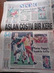 Hürriyet Gazetesi - 8 Şubat 1999 - Muzaffer Tema Türkan Şoray Gibi Öpen Yok - Galatasaray'ın Rumen Yıldızı Hagi'nin Doğum Günü Partisi - Televole Yine Dopdolu - Barış Manço'ya Saygı - Banu Alkan - Ortadoğu Ağlıyor Kral Hüseyin Öldü - Deniz Baykal Sağcılar Maço - Fazilet Partisi Lideri Recai Kutan- Yeni Ürdün Kralı Prens Abdullah Türk Dostu