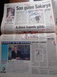 Hürriyet Gazetesi - 4 Şubat 1999 - Barış Manço'nun Ani Ölümü - Barış Manço Güz Yağmurları İle Göçtün Gittin Diyordu - Barış Manço'nun Cenazesinde İmam da Şarkısından Sözler Okudu- Barış Manço İçin Devlet Sanatçısı Unvanına Onay - Her Görüşmede Alaattin Çakıcı'yı Soyuyorlar - Hakan Şükür - Hasan Şaş - İşte Özlenen Efes Pilsen - Dokunulmazlar İkinci Perde Yazı Dizisi - Abdullah Çatlı - Mehmet Ağar -