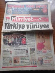 Hürriyet Gazetesi - 25 Ekim 1998 - Beşiktaş Fenerbahçe Derbisi - Süleyman Seba'nın İstifası Cebinde - Cumhuriyetimizin 75. Yıl Kutlamaları - Nesim Malki Cinayeti - Aşkın Nur Yengi - AIDS Aşısı Maymunları Kurtardı - Gazinolar Coştu - Hülya Avşar - Emel - Muazzez Abacı - Çevre Bakanı İmren Aykut - Alkolizmin Geni Bulundu