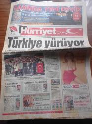 Hürriyet Gazetesi - 25 Ekim 1998 -  İstanbul Büyükşehir Belediye Başkanı Recep Tayyip Erdoğan İstifam Yakın - Tekvando'da Avrupa Şampiyonu Mert Tuncer -Beşiktaş Fenerbahçe Derbisi - Süleyman Seba'nın İstifası Cebinde - Cumhuriyetimizin 75. Yıl Kutlamaları - Nesim Malki Cinayeti - Aşkın Nur Yengi - AIDS Aşısı Maymunları Kurtardı - Gazinolar Coştu - Hülya Avşar - Emel - Muazzez Abacı - Çevre Bakanı İmren Aykut - Alkolizmin Geni Bulundu