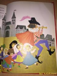 The Pied Piper of Hamlin - İngilizce Kitap (Hamelin'in Fareli Köyün Kavalcısı)