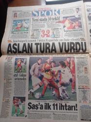 Hürriyet Gazetesi - 4 Şubat 1999 - Seda Sayan'ın Yeni Sevgilisi İzzet Yıldızhan Mahsun Kırmızıgül'ün İkizi - Halit Kıvanç - Barış Manço'nun Ani Ölümü - Barış Manço Güz Yağmurları İle Göçtün Gittin Diyordu - Barış Manço'nun Cenazesinde İmam da Şarkısından Sözler Okudu- Barış Manço İçin Devlet Sanatçısı Unvanına Onay - Her Görüşmede Alaattin Çakıcı'yı Soyuyorlar - Hakan Şükür - Hasan Şaş