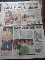Milliyet Gazetesi - 4 Kasım 1998 -  Hasan Cemal Milliyet'te - Barzani Ankara'da - İstanbul Üniversitesinde Yine Türban Eylemi - Ayşe Kulin Bosna Yazı Dizisi - Acıların Köprüsü Mostar - Okan Buruk - Emre Belözoğlu - Hagi - Aykut Kocaman - Ankara DGM Savcısı Nuh Mete Yüksel'den Fazilet Partisi Uyarısı - Deniz Baykal'dan RTÜK Yasasıyla İlgili Söz Alan Levent Kırca Açlık Grevini Yarıda Kesti - Nesim Malki Tetikçisi Şükrü Elverdi Cezaevinde - Fikri Sağlar Susurluk'un Kitabını Yazdı