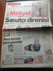 Milliyet Gazetesi - 1 Kasım 1998 - Modanın Büyük Önderi Faruk Saraç - Fenerbahçe Başkanı Aziz Yıldırım'ın Baliç Duası - Hagi Ayakta Alkışlandı - Sanatçı Direnişi -  RTÜK'e Öfke Artıyor Bizimkiler Ve Mahallenin Muhtarları Da Eylemde - Levent Kırca - Hava Korsanı Erdal Aksu Gece Gömüldü - Atatürk Kostümleri - Umur Bugay Ve Kandemir Konduk Da RTÜK'e Bayrak Açtı