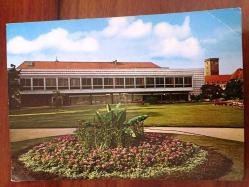 ŞEHİR KARTPOSTALI, HANAU, ALMANYA'NIN HESSEN EYALETİNE BAĞLI ŞEHRİNDEN BİR KAMU BİNASI, ARKASI YAZILI, RENKLİ, 11 X 15 CM EBADINDA - 1940'LAR, 1950'LER, 1960'LAR, 1970'LER 1980'LER