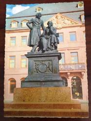 ŞEHİR KARTPOSTALI, HANAU, ALMANYA'NIN HESSEN EYALETİNE BAĞLI ŞEHRİNDEN BİR KAMU BİNASI VE ÖNÜNDEKİ HEYKELLER, ARKASI YAZILI, RENKLİ, 11 X 15 CM EBADINDA - 1940'LAR, 1950'LER, 1960'LAR, 1970'LER 1980'LER