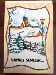 HEDİYE KARTPOSTALI, KAR MANZARASI ÇİZİMİ VE ''HAYIRLI SENELER...' YAZILI NOT, ARKASI YAZILMAMIŞ, RENKLİ, 10 X 15 CM EBADINDA - 1940'LAR, 1950'LER, 1960'LAR, 1970'LER 1980'LER