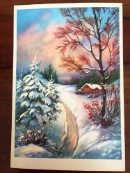HEDİYE KARTPOSTALI, KIŞ MANZARASI ÇİZİMİ, UZAKLARDAKİ AHŞAP BİR KÖY EVİ, KARLA ÖRTÜLÜ ÇAM AĞAÇLARI VE EN GÜZEL RENKLERE BÜRÜNMÜŞ GÖKYÜZÜ, ARKASI YAZILI, RENKLİ, 10 X 15 CM EBADINDA - 1940'LAR, 1950'LER, 1960'LAR, 1970'LER 1980'LER