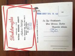 HEDİYE KARTPOSTALI, KIŞ MANZARASI ÇİZİMİ, UZAKLARDAKİ AHŞAP BİR KÖY EVİ, KARLA ÖRTÜLÜ ÇAM AĞAÇLARI VE EN GÜZEL RENKLERE BÜRÜNMÜŞ GÖKYÜZÜ, ARKASI YAZILI, RENKLİ, 10 X 15 CM EBADINDA - 1940'LAR, 1950'LER, 1960'LAR, 1970'LER 1980'LER