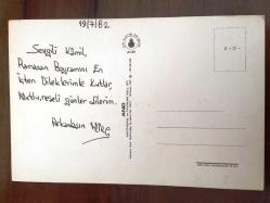 HEDİYE KARTPOSTALI, ELİNDE YAZ ÇAŞAN KÖYLÜ KIZI ÇİZİMİ, ARKASI YAZILI, RENKLİ, 15 X 10 CM EBADINDA - 1940'LAR, 1950'LER, 1960'LAR, 1970'LER 1980'LER