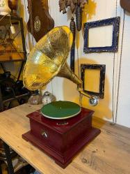 Yeni ahşap kurmalı Gramafon