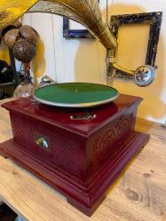 Yeni ahşap kurmalı Gramafon