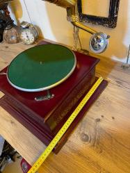 Yeni ahşap kurmalı Gramafon