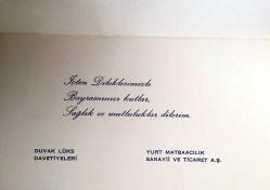 HEDİYE KARTPOSTALI, ÇİFT YAPRAK, BİR KÖY EVİ ODASI VE İÇİNDEKİ KÖYLÜ KADINLAR, İÇİ YAZILI, RENKLİ, 20 X 10 CM EBADINDA - 1940'LAR, 1950'LER, 1960'LAR, 1970'LER 1980'LER