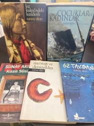 Kız kulesindeki kizilderili -imzalı- , önce çocuklar ve kadınlar - iki farklı tarihte çift imzalı- ayçöreği ve denizyıldızı, 62 tavşanı, kaza süsü