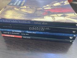 Kız kulesindeki kizilderili -imzalı- , önce çocuklar ve kadınlar - iki farklı tarihte çift imzalı- ayçöreği ve denizyıldızı, 62 tavşanı, kaza süsü