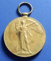 LOT.11 » 1914 Birinci Dünya Savaşı İngiliz Zafer Madalyası asker M-303585 PTE S.J.DUNKLEY e verilmiştir (madalyanın kenarında verilen kişinin künye ve adı yazmaktadır) 28.44g