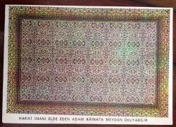 HEDİYE KARTPOSTALI, ''HAKİKİ İMANI ELDE EDEN ADAM KAİNATA MEYDAN OKUYABİLİR'' YAZILI OSMANLI DÖNEMİ TÜRK HALI KİLİM DESENLERİ, ARKASI YAZILMAMIŞ, RENKLİ, 15 X 10 CM EBADINDA - 1940'LAR, 1950'LER, 1960'LAR, 1970'LER 1980'LER