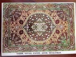 HEDİYE KARTPOSTALI, BİR BAŞKA ''SABIR, SAVAŞ, ZAFER; ADIM: MÜSLÜMAN'' YAZILI OSMANLI DÖNEMİ TÜRK HALI KİLİM DESENLERİ, ARKASI YAZILMAMIŞ, RENKLİ, 15 X 10 CM EBADINDA - 1940'LAR, 1950'LER, 1960'LAR, 1970'LER 1980'LER