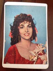 HEDİYE KARTPOSTALI, İTALYAN SİNEMA OYUNCUSU GİNA LOLLOBRİGİDA'NIN 1960'LARDAN GÜLÜMSERKEN GÜZEL BİR FOTOĞRAFI, ARKASI YAZILMAMIŞ, RENKLİ 15 X 11 CM EBADINDA - 1940'LAR, 1950'LER, 1960'LAR, 1970'LER 1980'LER