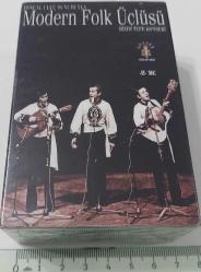 MODERN FOLK ÜÇLÜSÜ BİZİM TEPE KONSERİ İSİMLİ KASET SETİ HINCAL ULUÇ SUNUMUYLA ORİJİNAL SIFIR JİLATİNİNDE ÇOK NADİR