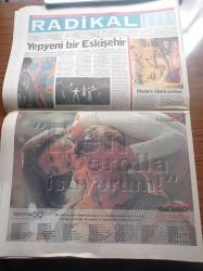 Radikal Gazetesi - 28 Ekim 1996 -  Fenerbahçe'nin Yeni Hedefi Manchester United - Galatasaray Çok Farklı - Hakan Şükür - Yol Filmi - Cumhuriyetin 73. Yıldönümünde Bayraklı Tepki - Refah Partili Devlet Bakanı Sabri Tekir'den Yekta Güngör Özden'e Edepsiz Suçlaması - Abdülmelik Fırat Devlet Benimle İşbirliği Yapsın - Adalet Bakanı Şevket Kazan Avrupa Parlamentosu'na  Muhtaç Değiliz - Anadolu Üniversitesi Eskişehir'in Çehresini Değiştirdi